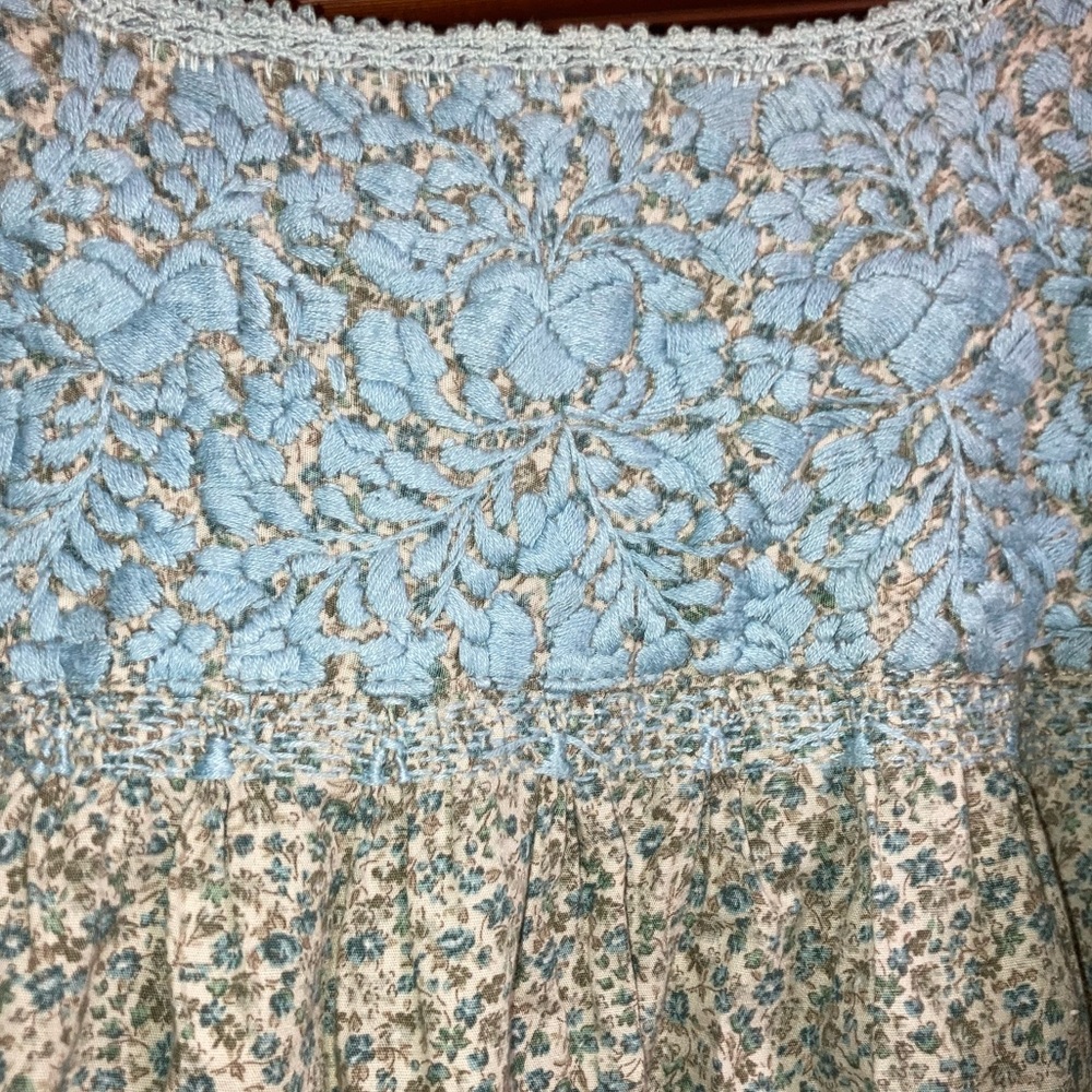 Mi golondrina Top ruffle sleeves hand embroidered Size XS